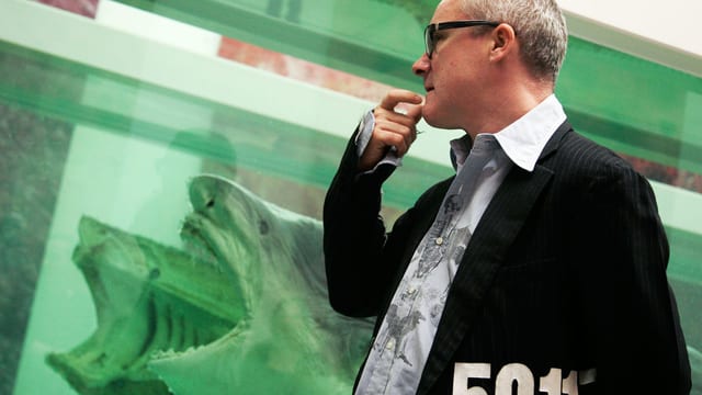 Damien Hirst vor einem Hai in Formaldehyd Damien Hirst vor einem Hai in Formaldehyd