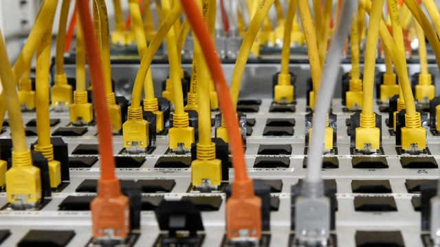 An einen Server angeschlossene Datenkabel. An einen Server angeschlossene Datenkabel.