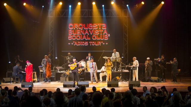 Das Ensemble des «Buena Vista Social Club» performt auf einer Konzertbühne. Das Ensemble des «Buena Vista Social Club» performt auf einer Konzertbühne.
