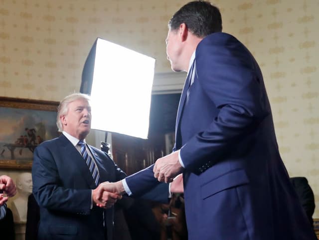 Trump schüttelt Comeys Hand. Trump schüttelt Comeys Hand.
