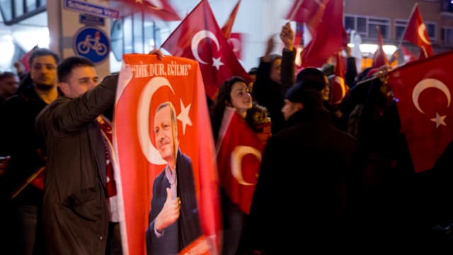 Demonstranten mit Türkei-Flaggen.