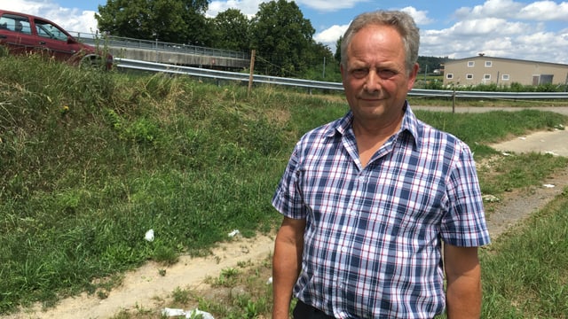 Mann auf Feldweg schaut in die Kamera. Mann auf Feldweg schaut in die Kamera.