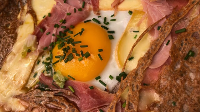 Galette complète aus Buchweizenmehl mit Spiegelei und Käse. Galette complète aus Buchweizenmehl mit Spiegelei und Käse.