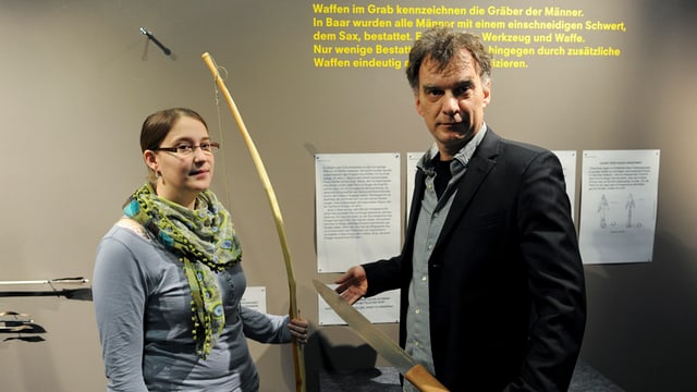 Projektleiterin Ursula Steinhauser und Museumsleiter Ulrich Eberli mit nachgebauten Fundgegenständen. Projektleiterin Ursula Steinhauser und Museumsleiter Ulrich Eberli mit nachgebauten Fundgegenständen.