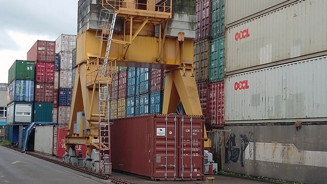 Gestapelte Container und ein Kran im Depot der Leimgruber AG in Basel. Gestapelte Container und ein Kran im Depot der Leimgruber AG in Basel.