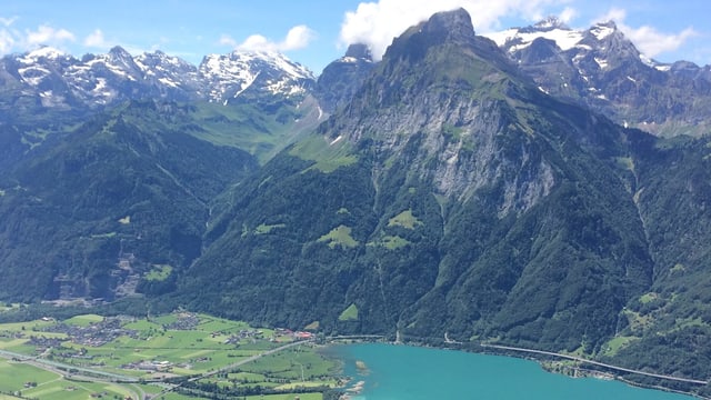 Blick auf den Urner Talboden mit den Gemeinden Seedorf und Bauen. Blick auf den Urner Talboden mit den Gemeinden Seedorf und Bauen.