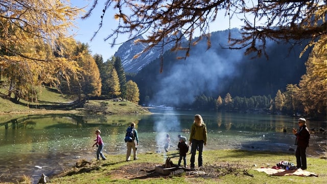 See mit Leuten am bräteln. See mit Leuten am bräteln.