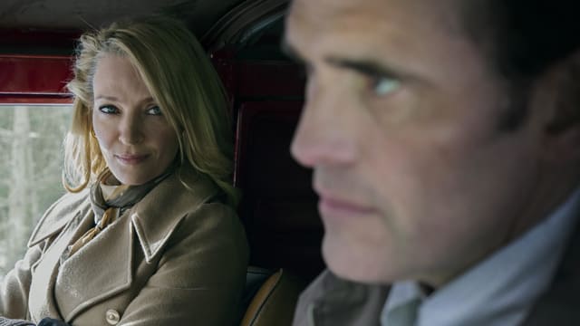 Eine Frau und ein Mann nebeneinander in einem Auto. Eine Frau und ein Mann nebeneinander in einem Auto.