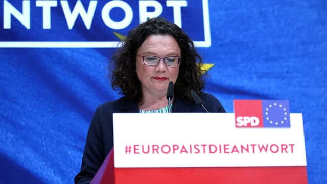 Frau vor Mikrofon. Frau vor Mikrofon.