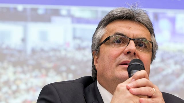 Alois Vinzens en in discurs. Alois Vinzens en in discurs.