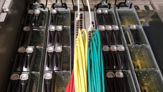 Server in Öl. Server in Öl.