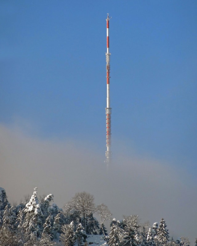 Ein Turm ragt aus dem Nebel, es sieht aus wie eine Raketenstart.
