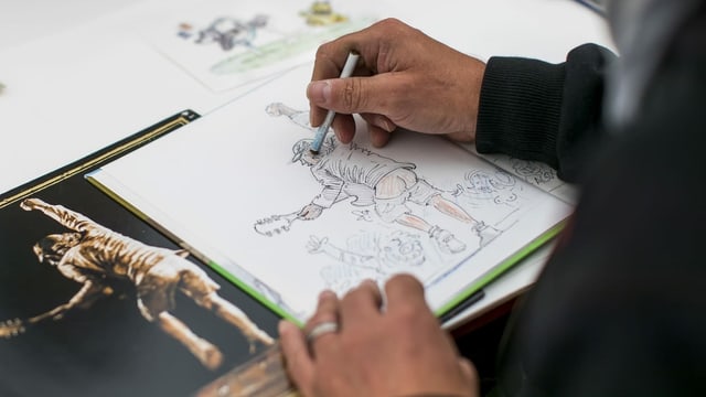 Nahaufnahme einer Hand, die zeichnet. Nahaufnahme einer Hand, die zeichnet.