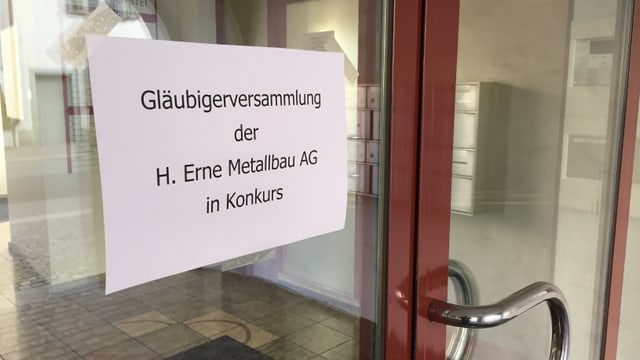 An der Eingangstüre des Gebäudes hängt ein Plakat mit der Aufschrift «Gläubigerversammlung der H. Erne Metallbau AG in Konkurs». An der Eingangstüre des Gebäudes hängt ein Plakat mit der Aufschrift «Gläubigerversammlung der H. Erne Metallbau AG in Konkurs».