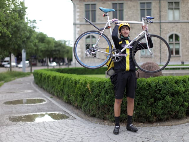 Beni posiert mit seinem Velo