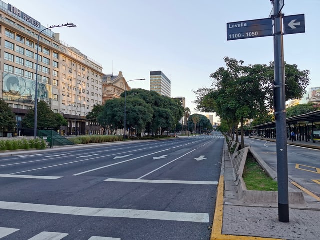 Einer breite, mehrspurige Strasse in Buenos Aires