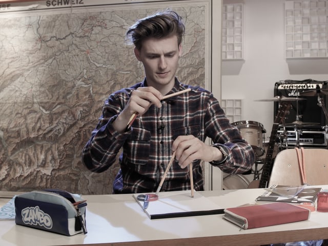 Sänger Nickless hält einen Stift. Sänger Nickless hält einen Stift.