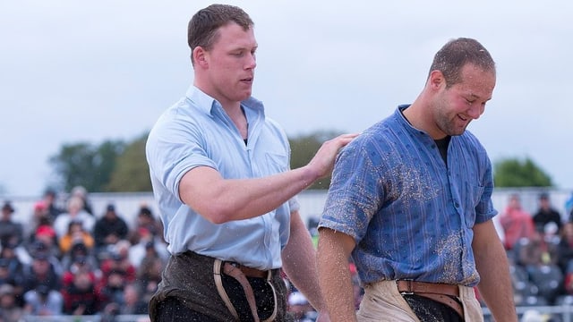 Matthias Sempach (links) wischt dem Oberländer Simon Allenbach das Sägemehl vom Rücken. Matthias Sempach (links) wischt dem Oberländer Simon Allenbach das Sägemehl vom Rücken.