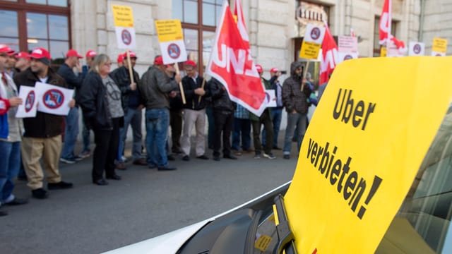 Protest gegen uberPOP. Menschen protestieren mit Schildern und Transparenten. Protest gegen uberPOP. Menschen protestieren mit Schildern und Transparenten.