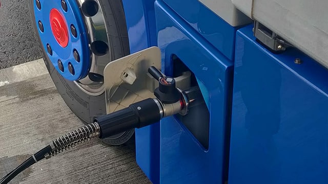 Tanken eines Lastwagens. Tanken eines Lastwagens.
