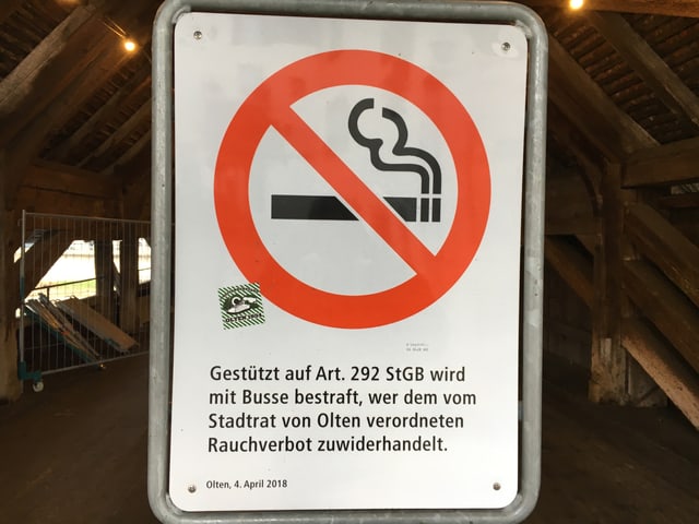 Verbotstafel für ein Rauchverbot beim Eingang der Holzbrücke. Verbotstafel für ein Rauchverbot beim Eingang der Holzbrücke.