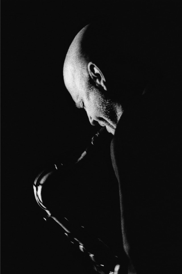 Ein Mann spielt Saxophon.