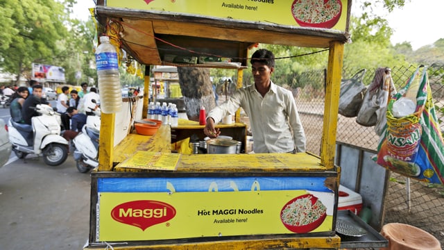Ein Maggi-Nudel-Stand im indischen Ahmedabad. (reuters) Ein Maggi-Nudel-Stand im indischen Ahmedabad. (reuters)