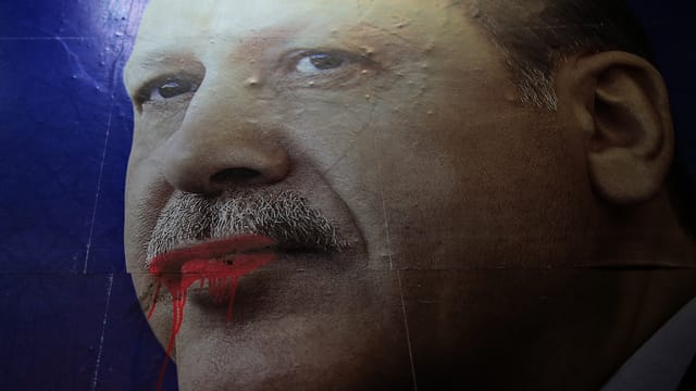 Wahlplakat mit Erdogans Konterfei, seine Lippen wurden mit roter Farbe beschmiert. Wahlplakat mit Erdogans Konterfei, seine Lippen wurden mit roter Farbe beschmiert.