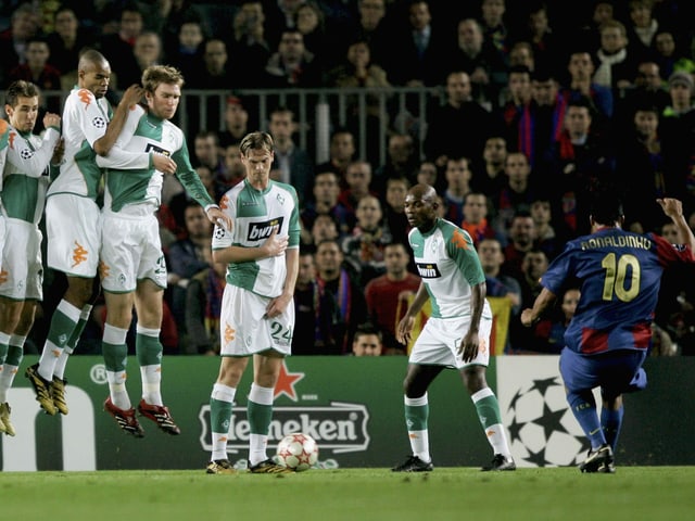 Ronaldinho trifft per Freistoss gegen Bremen Ronaldinho trifft per Freistoss gegen Bremen