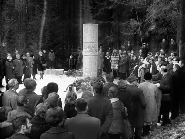 Am 7. März 1971 wurde an der Absturzstelle des Swissair-Flug 330 eine Gedenkstätte eingeweiht. 