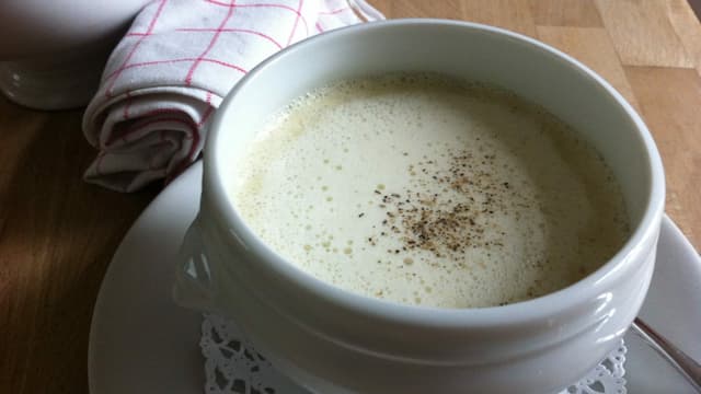 Eine Selleriesuppe mit Apfel und Ingwer. Eine Selleriesuppe mit Apfel und Ingwer.