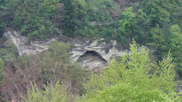 Felsloch in Wald. Felsloch in Wald.