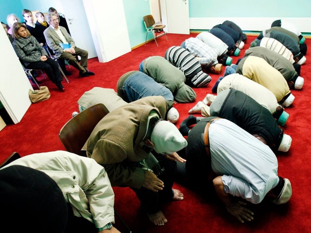 Ahmadi-Muslimen am Beten. Ahmadi-Muslimen am Beten.
