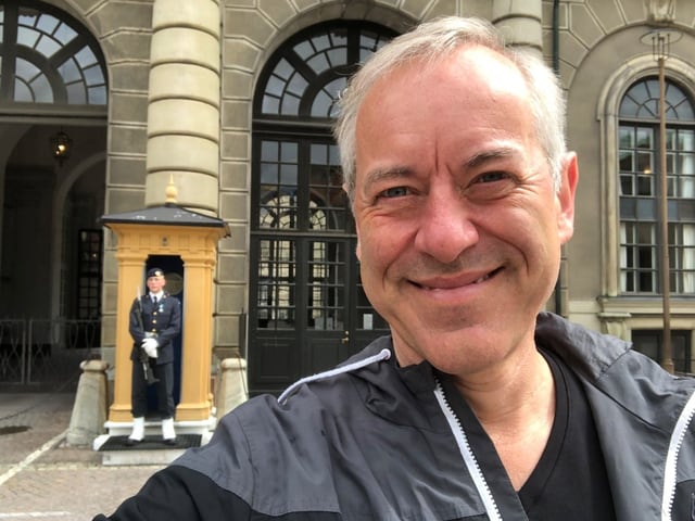 Bruno Kaufmann vor dem Königlichen Schloss, kurz vor der Wachablösung. Bruno Kaufmann vor dem Königlichen Schloss, kurz vor der Wachablösung.