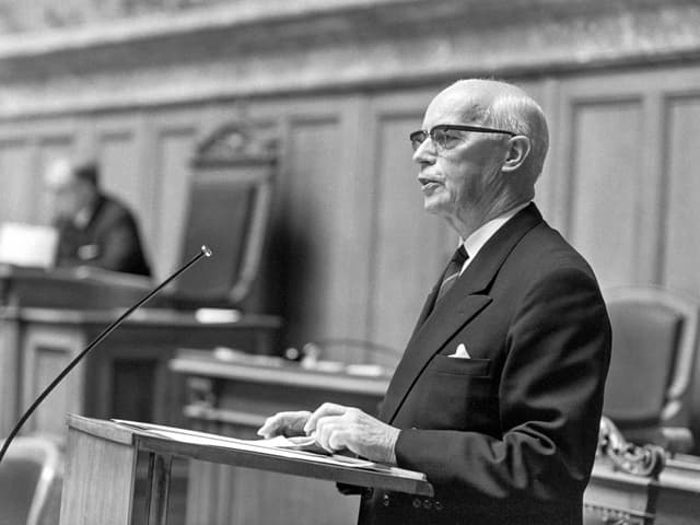 Willy Spühler am Rednerpult im Nationalratssaal Willy Spühler am Rednerpult im Nationalratssaal