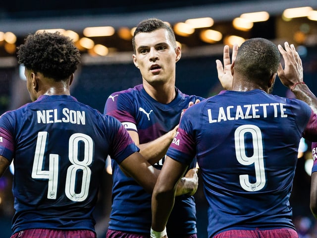 Granit Xhaka klatscht seine Mitspieler ab
