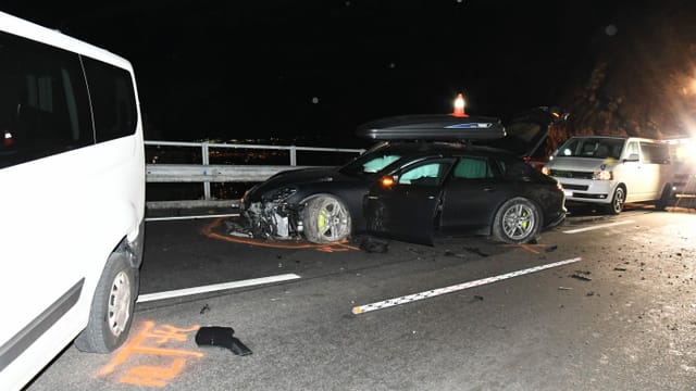 Purtret da l'auto destruì che stat amez la via. Purtret da l'auto destruì che stat amez la via.