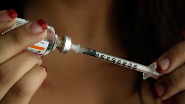 Frau hält Insulin-Spritze in den Händen Frau hält Insulin-Spritze in den Händen