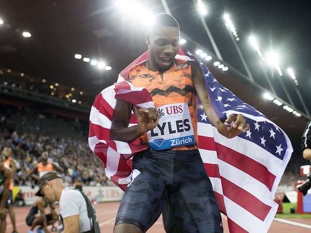 Noah Lyles mit der US-Flagge. Noah Lyles mit der US-Flagge.
