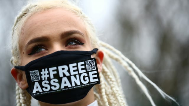 Assange-Unterstützerin in London Assange-Unterstützerin in London