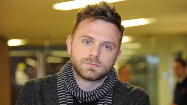 Paolo Giordano trägt einen gestreiften Schal. Er hat aschblondes kurzes Haar. Paolo Giordano trägt einen gestreiften Schal. Er hat aschblondes kurzes Haar.