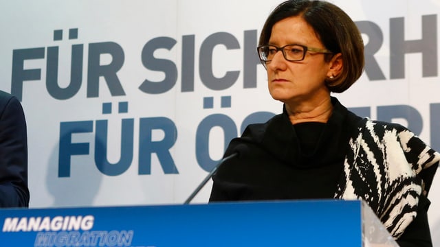 Johanna MIkl-Leitner steht an einem Rednerpult und hört zu. (reuters) Johanna MIkl-Leitner steht an einem Rednerpult und hört zu. (reuters)