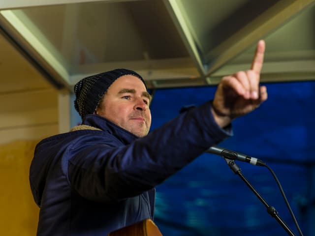 Singen, dirigieren, Gitarre spielen – Gustav kann mit zwei Händen alles machen, wofür andere Menschen mindestens vier bräuchten.