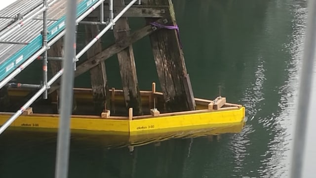 Gelbe Holzplanken sperren das Gebiet rund um das Fundament der Pfeiler ab. Gelbe Holzplanken sperren das Gebiet rund um das Fundament der Pfeiler ab.