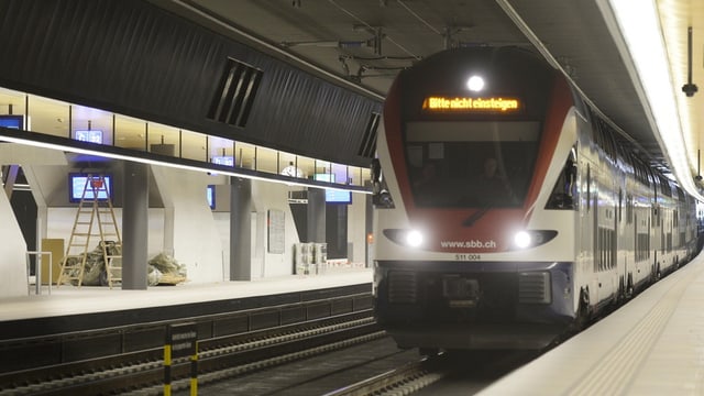 Ein Zug mit "Bitte nicht Einsteigen" Leuchtschrift am Bahnhof Löwenstrasse Ein Zug mit "Bitte nicht Einsteigen" Leuchtschrift am Bahnhof Löwenstrasse
