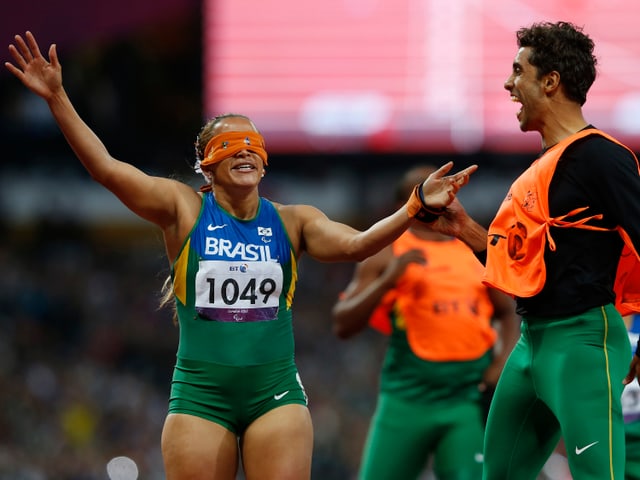 Die bline brasilianische Läuferin Terezinha Guilhermina feiert 2012 ihren Olympiasieg