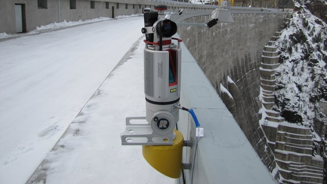 Ein stationäres Lidar-Gerät vermisst eine Staumauer. Ein stationäres Lidar-Gerät vermisst eine Staumauer.