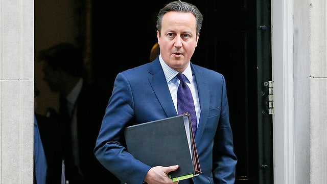 Cameron verlässt Gebäude Cameron verlässt Gebäude