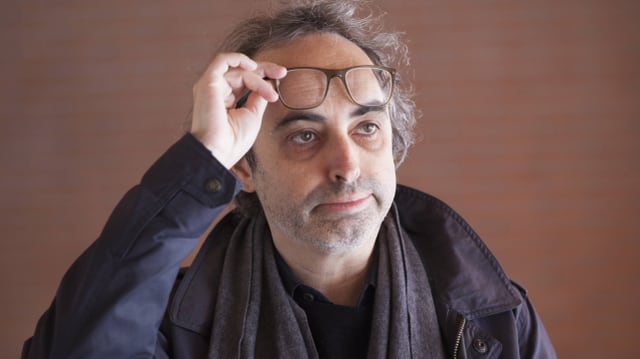 Gary Shteyngart hebt seine Brille. Gary Shteyngart hebt seine Brille.