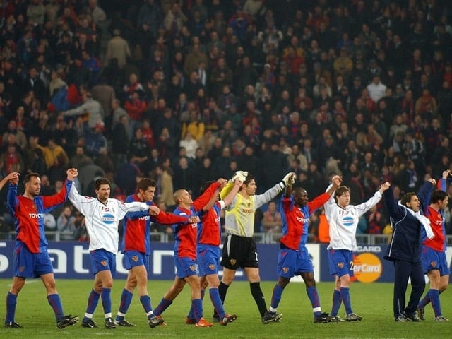 Der FCB verabschiedet sich nach dem 2:1-Sieg von den Fans. Der FCB verabschiedet sich nach dem 2:1-Sieg von den Fans.